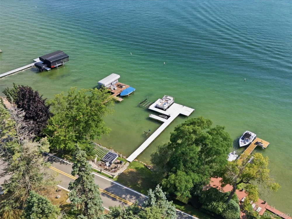 3228 Pine Lake Road West Bloomfield Charter Township, MI 48324