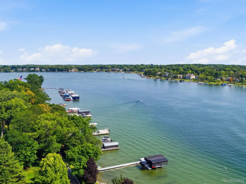 3228 Pine Lake Road West Bloomfield Charter Township, MI 48324