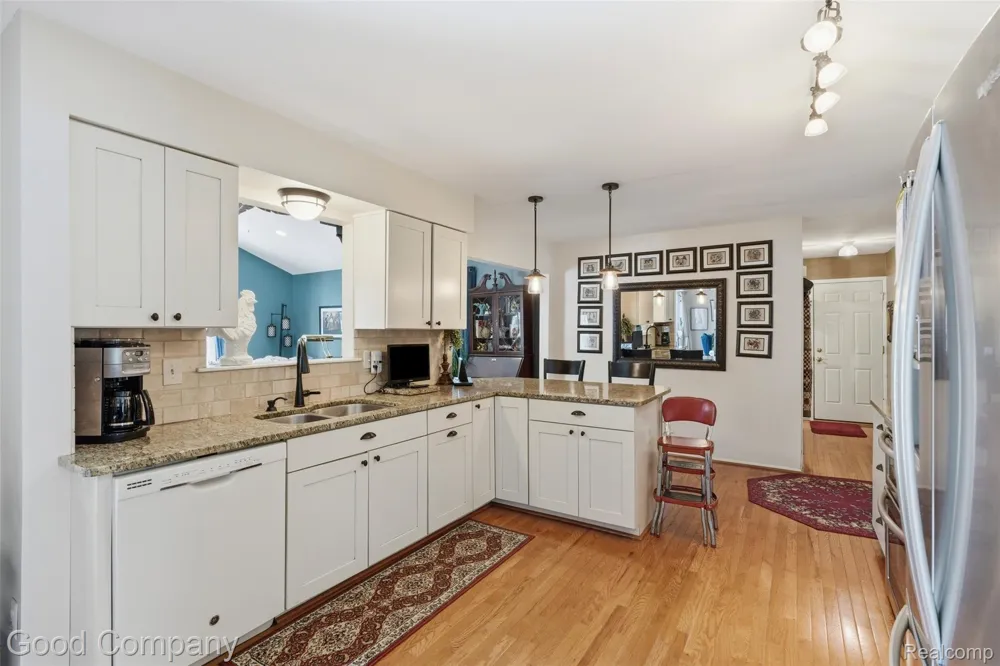 38630 Meeting House Lane Livonia City, MI 48154