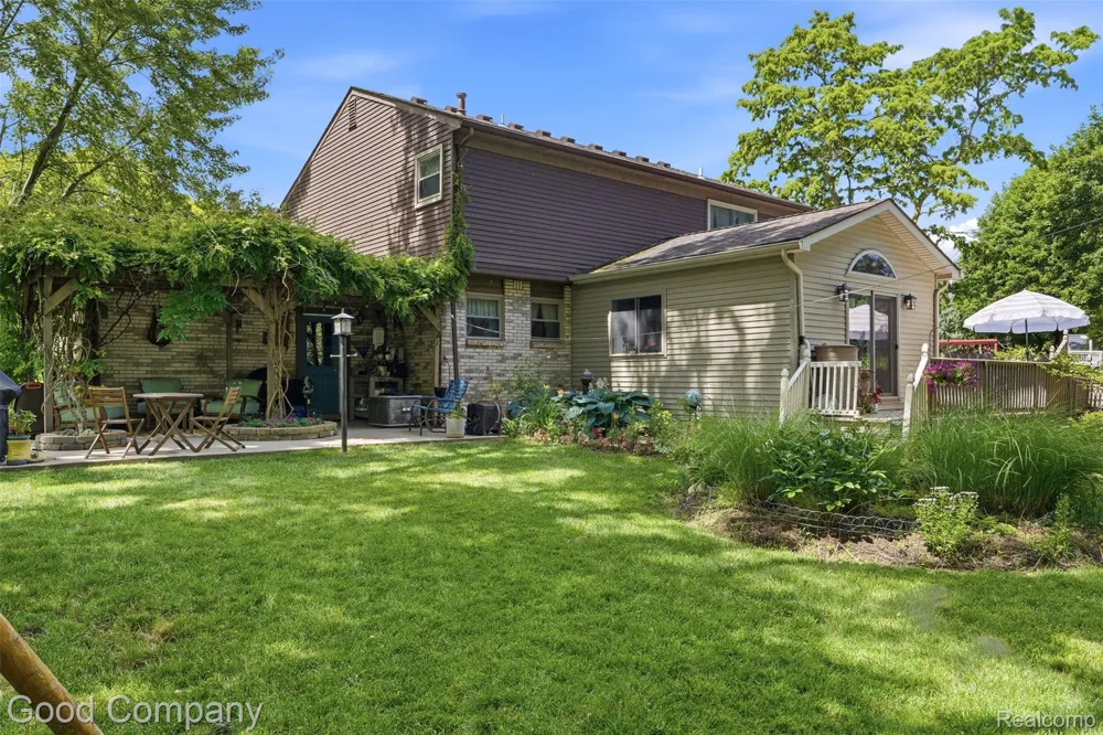 38630 Meeting House Lane Livonia City, MI 48154