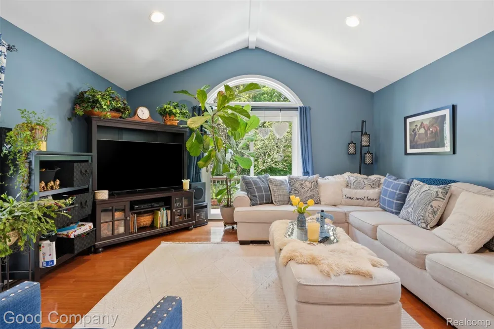38630 Meeting House Lane Livonia City, MI 48154