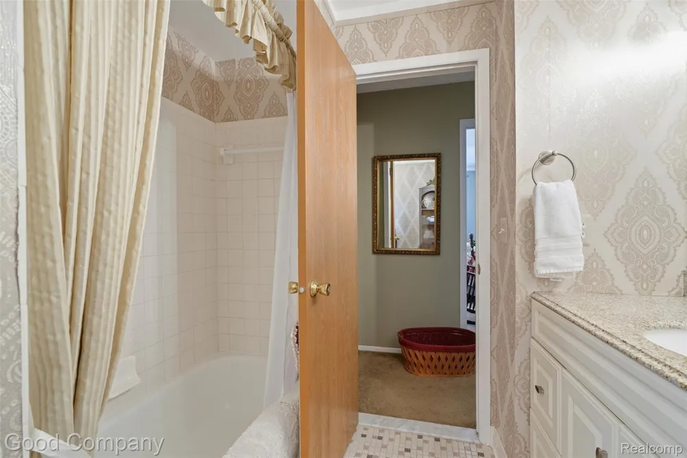 38630 Meeting House Lane Livonia City, MI 48154