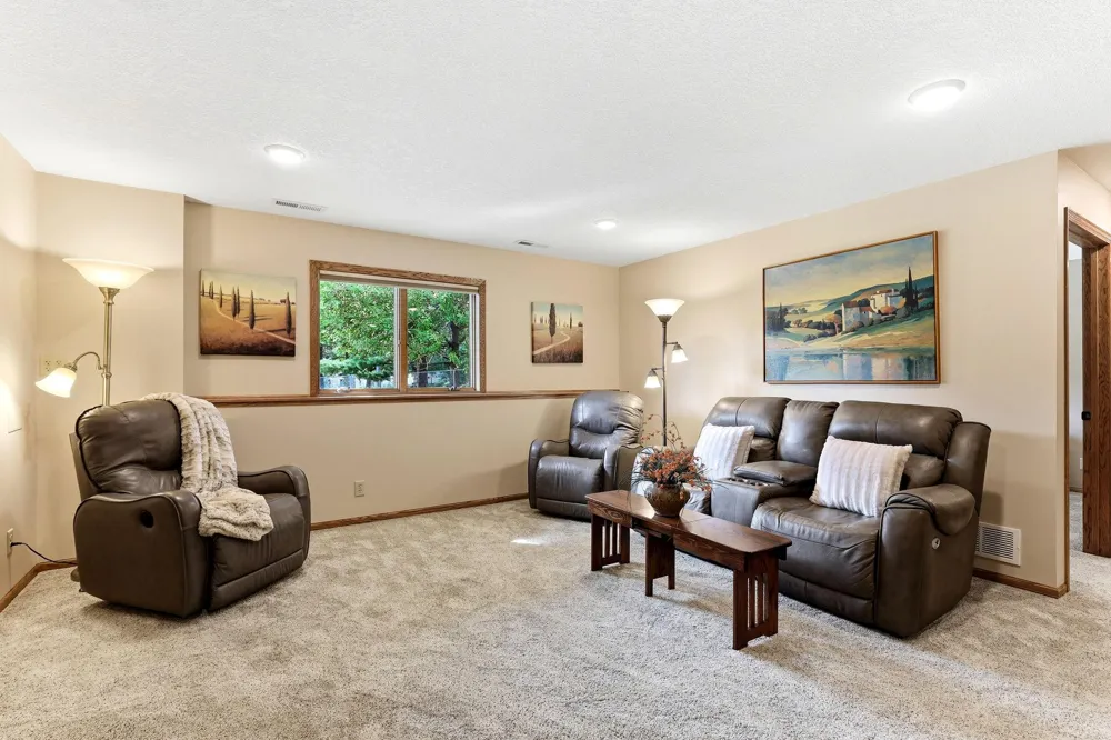 2061 Cardinal Glen North Saint Paul, MN 55109