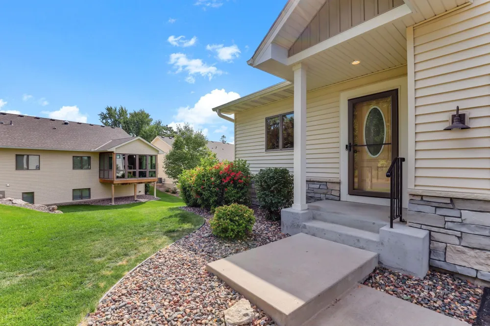 2061 Cardinal Glen North Saint Paul, MN 55109