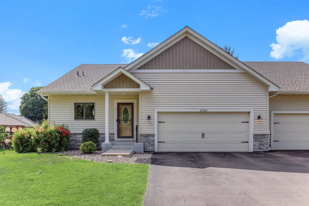 2061 Cardinal Glen North Saint Paul, MN 55109