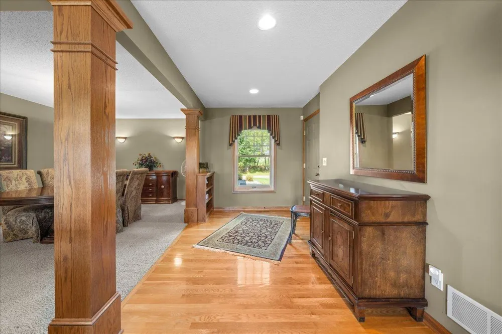 9779 Wedgewood Circle Woodbury, MN 55125