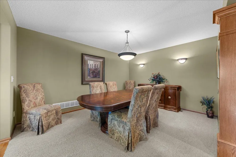 9779 Wedgewood Circle Woodbury, MN 55125
