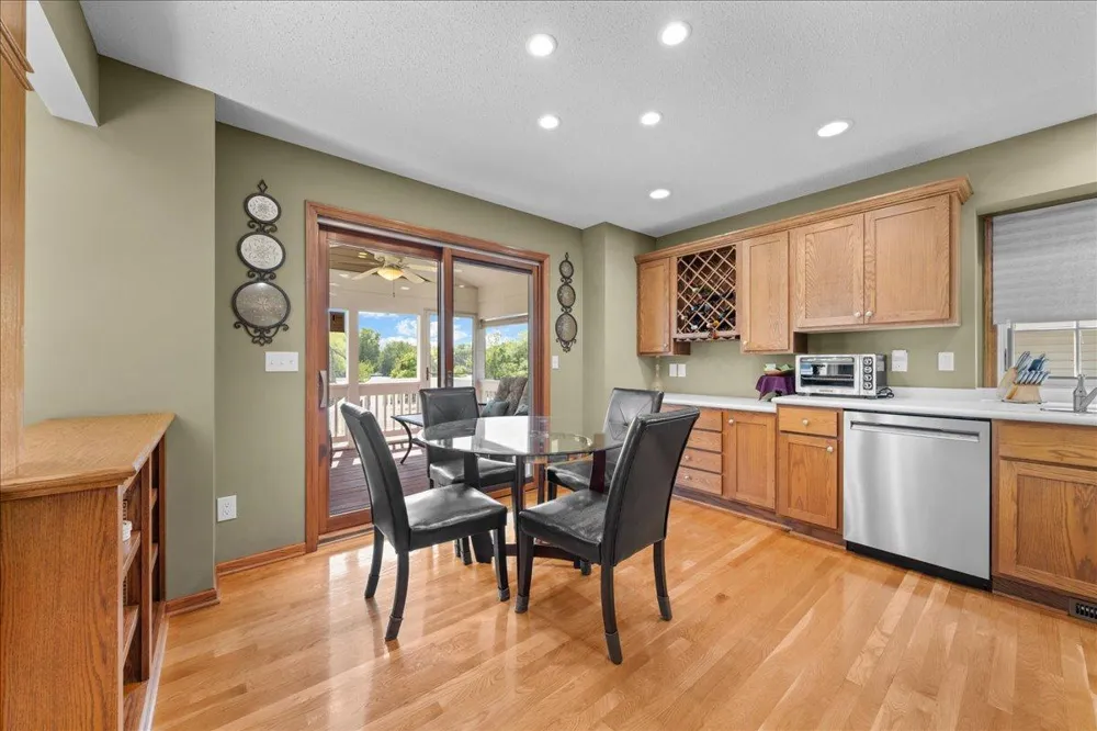 9779 Wedgewood Circle Woodbury, MN 55125