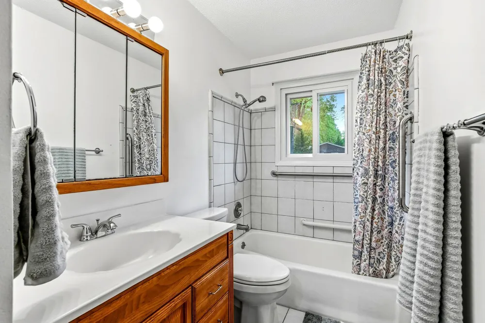 104 Meadow Circle Burnsville, MN 55337