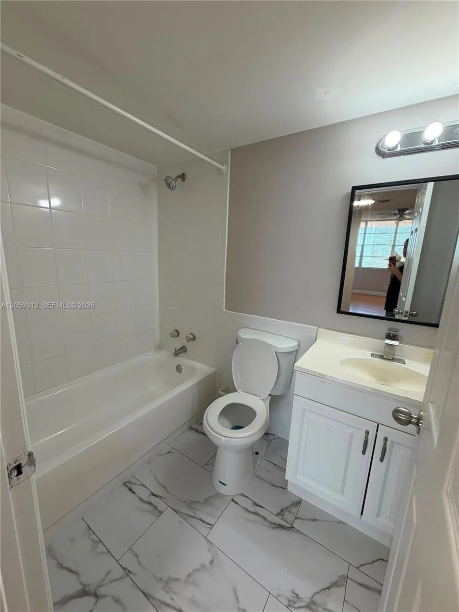 2025 NE 164th St #1006 North Miami Beach, FL 33162