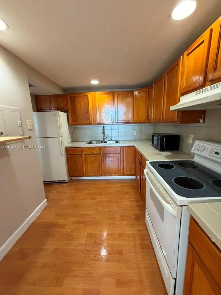 2025 NE 164th St #1006 North Miami Beach, FL 33162
