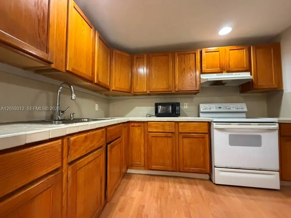 2025 NE 164th St #1006 North Miami Beach, FL 33162