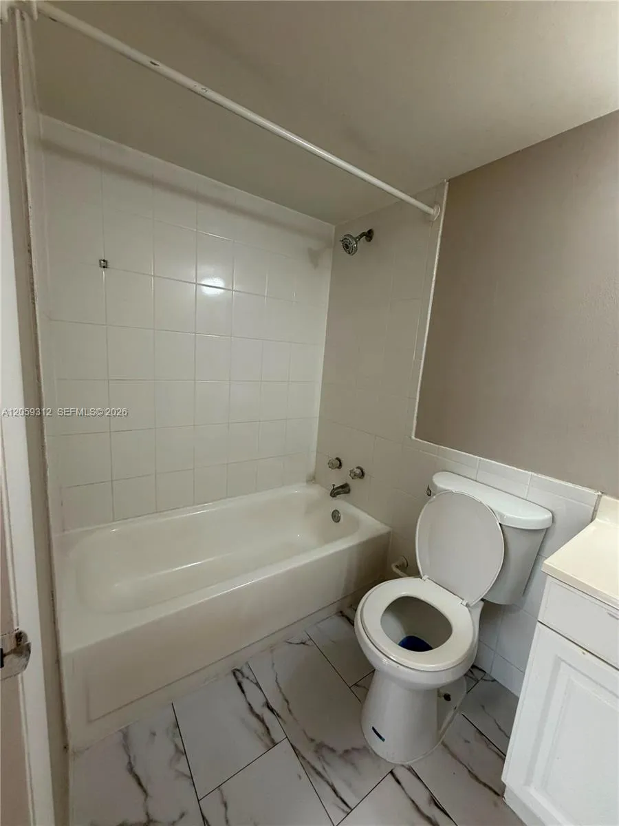 2025 NE 164th St #1006 North Miami Beach, FL 33162