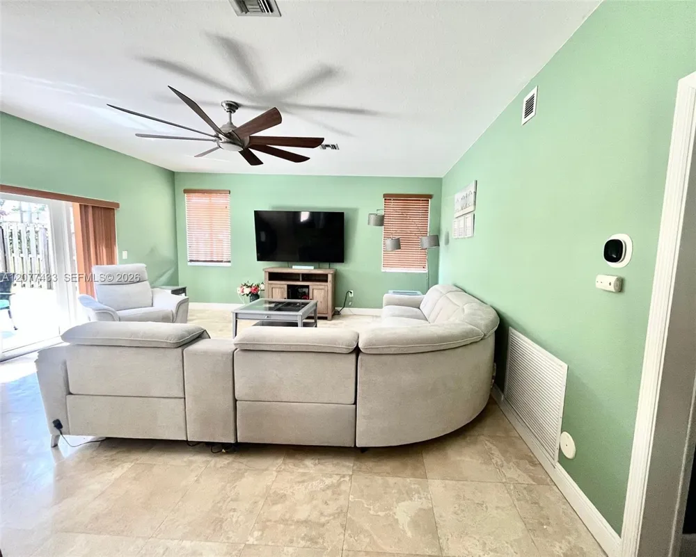 912 NE 35th Ave Homestead, FL 33033