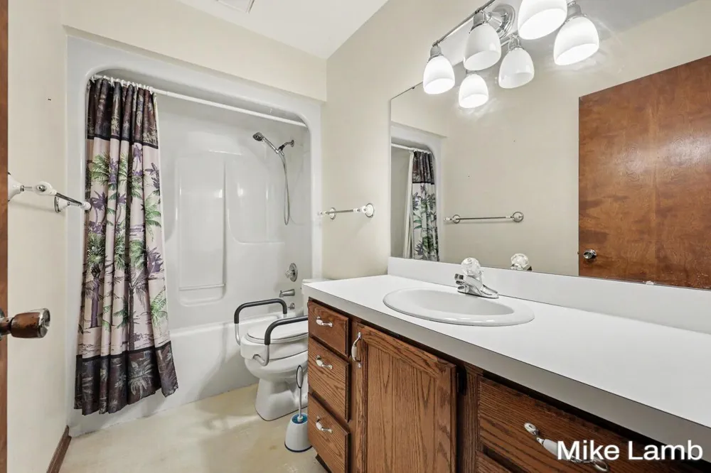 524 Laurie Drive NW Sparta, MI 49345