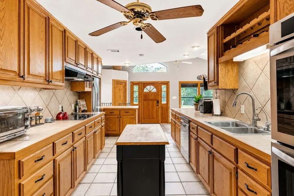 8018 Lakeview Volente, TX 78641