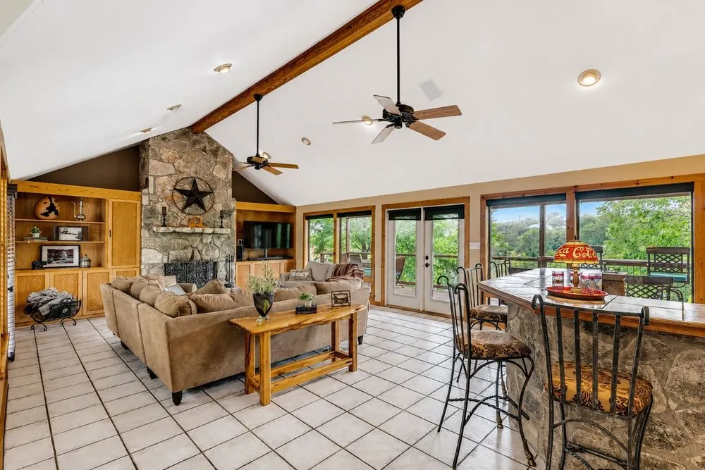 8018 Lakeview Volente, TX 78641