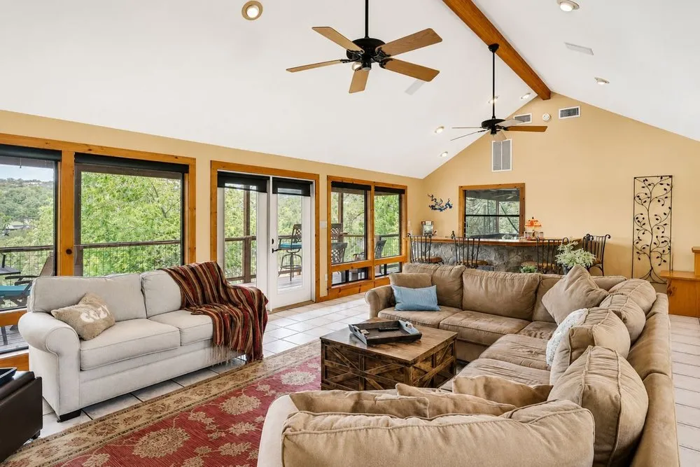 8018 Lakeview Volente, TX 78641