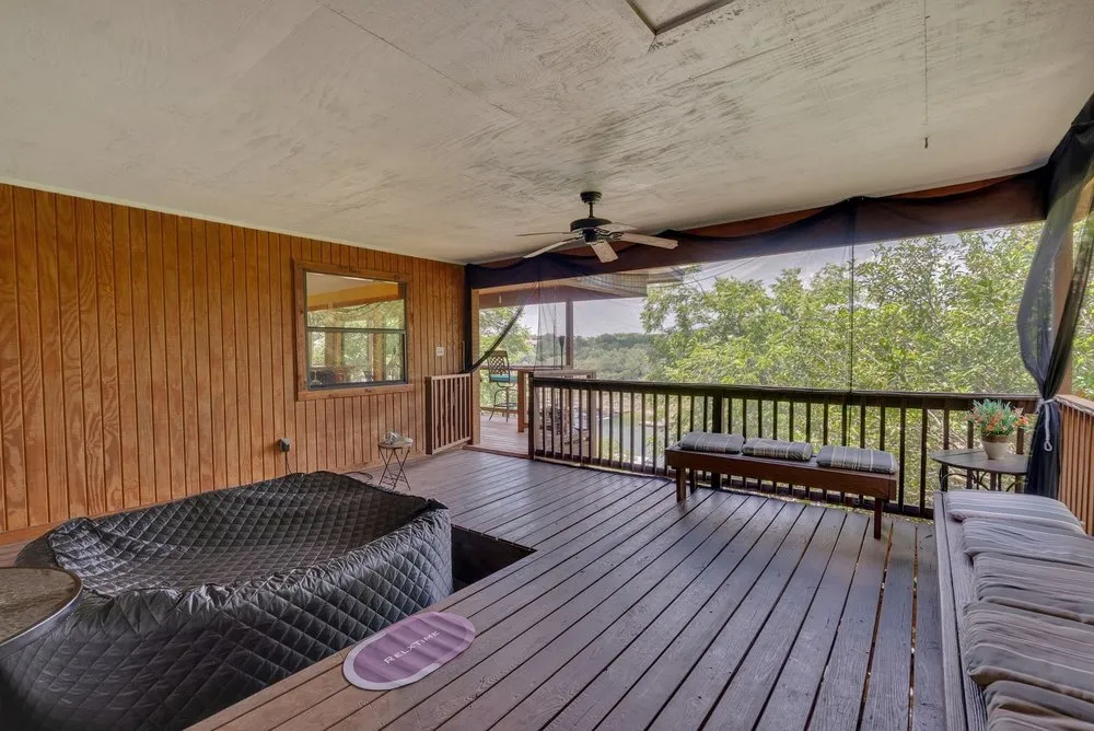 8018 Lakeview Volente, TX 78641