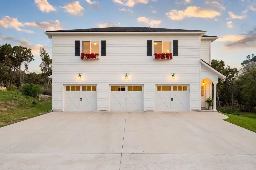 8018 Lakeview Volente, TX 78641