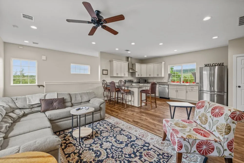8018 Lakeview Volente, TX 78641