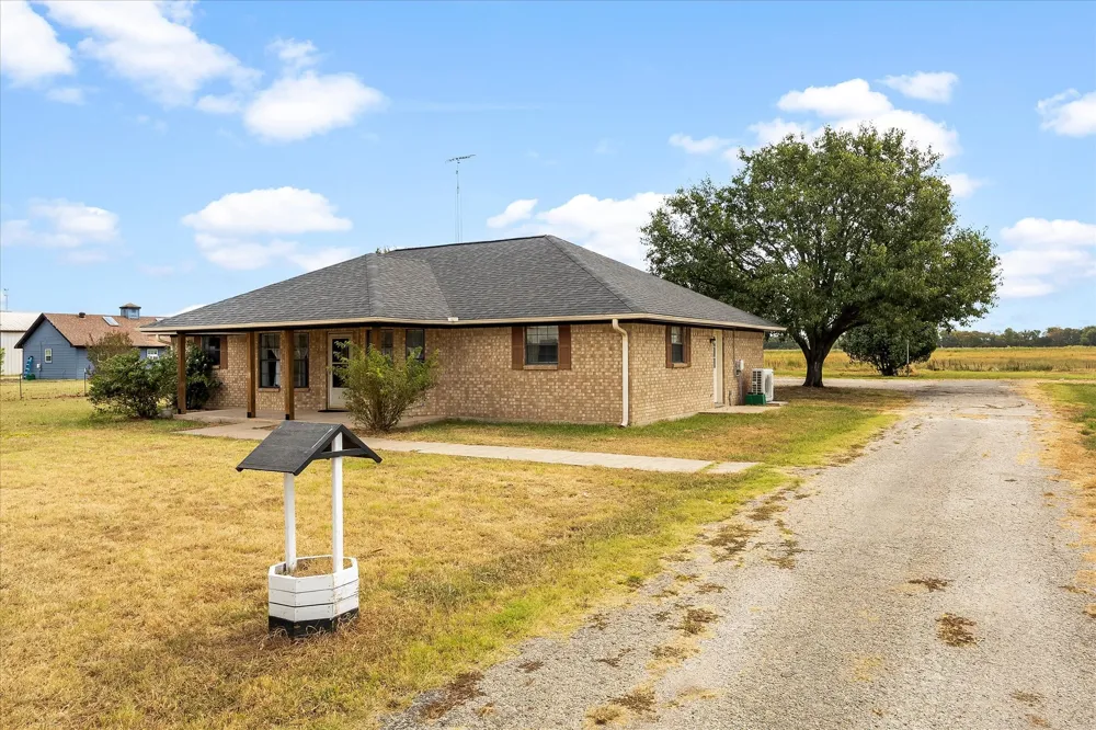 6006 County Road 4604 Commerce, TX 75428