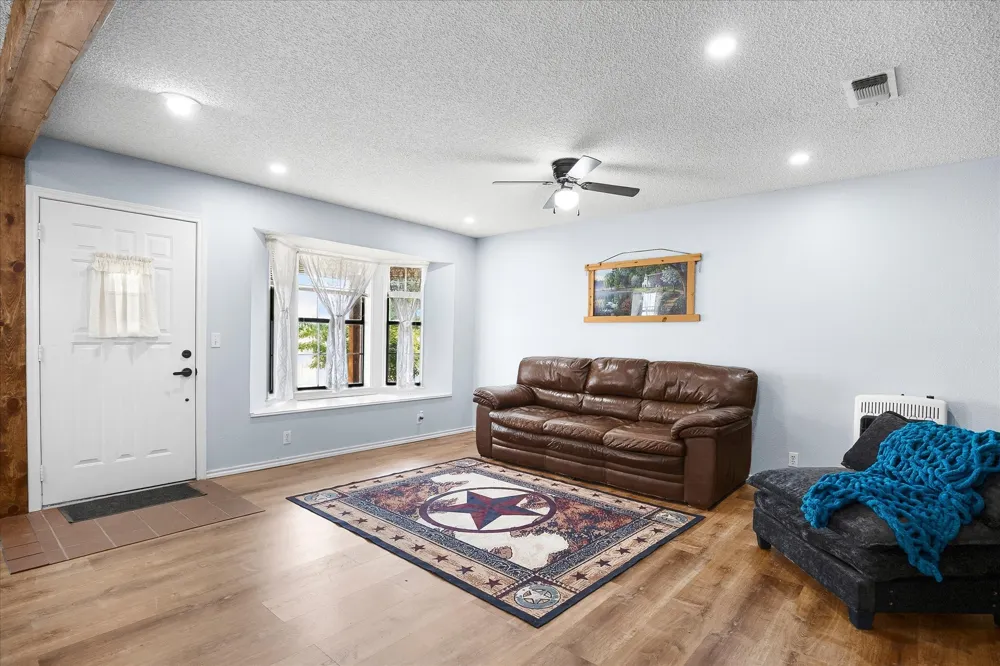 6006 County Road 4604 Commerce, TX 75428
