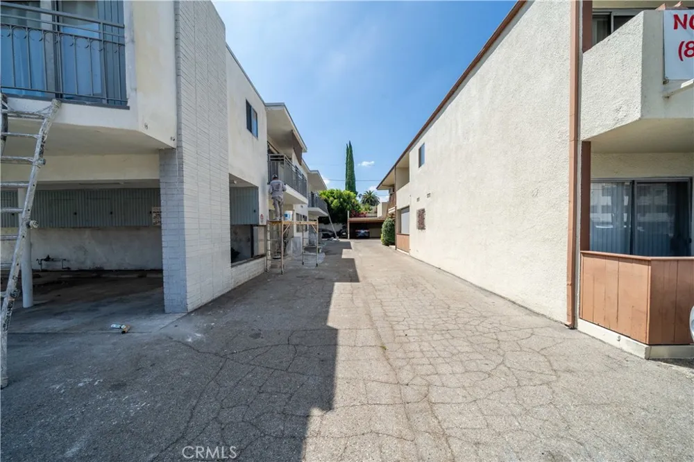 14716 Magnolia Boulevard Sherman Oaks, CA 91403