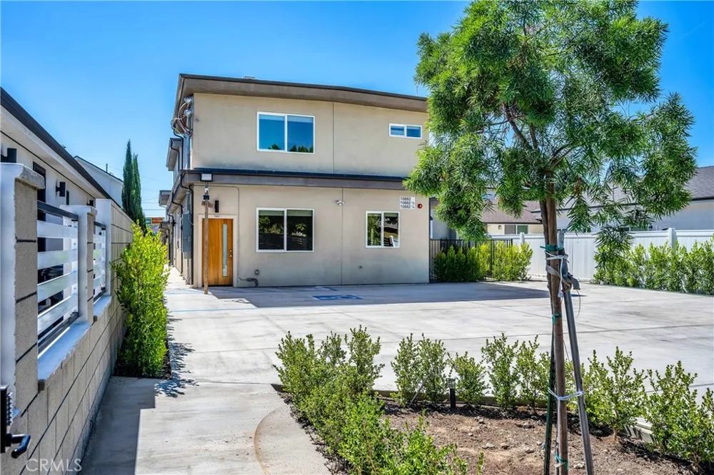 10882 Dora Street Sun Valley, CA 91352