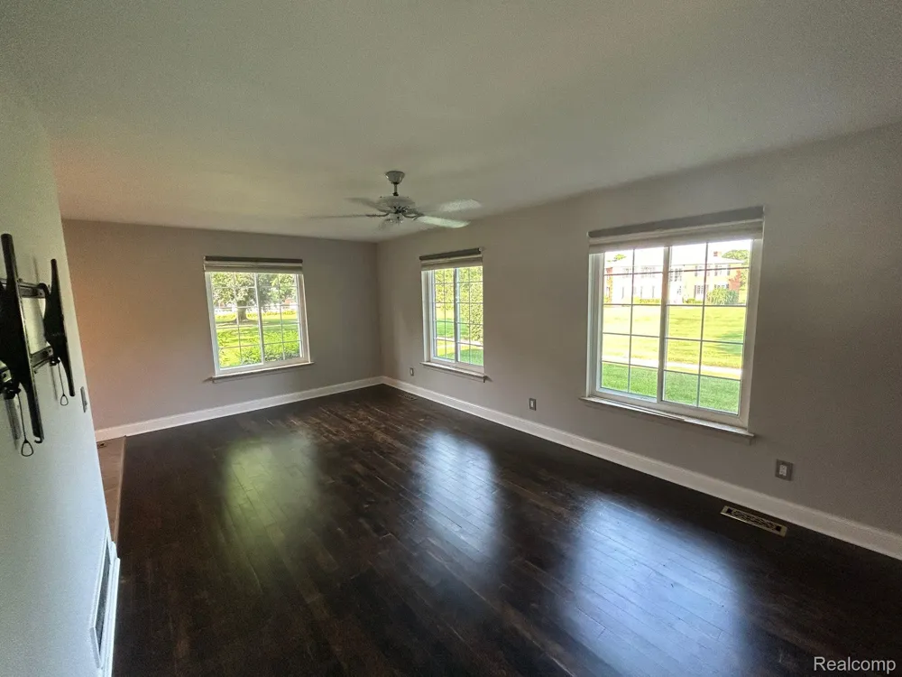 683 E FOX HILLS DRIVE Bloomfield Charter Township, MI 48304