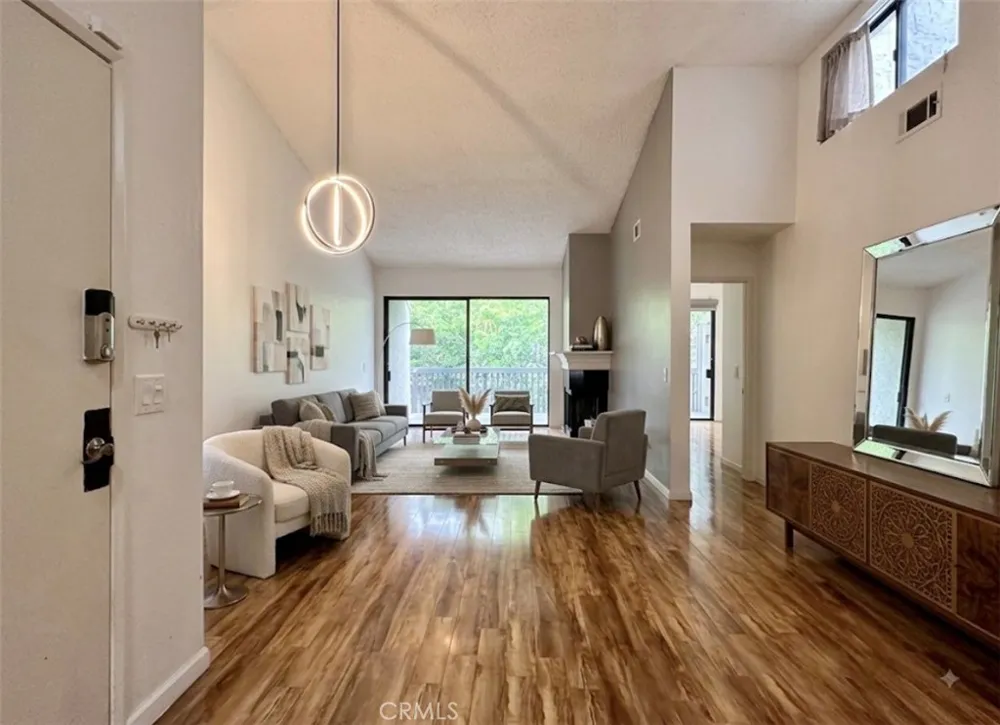 2542 W Macarthur Santa Ana, CA 92704