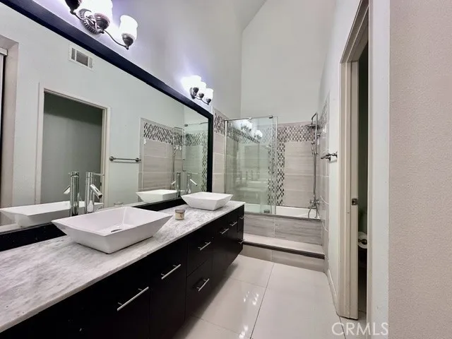 2542 W Macarthur Santa Ana, CA 92704