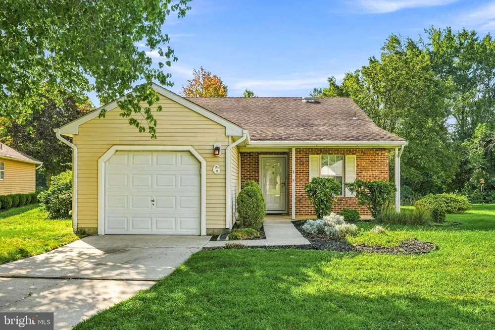 6 AVANDALE COURT Mount Laurel, NJ 08054