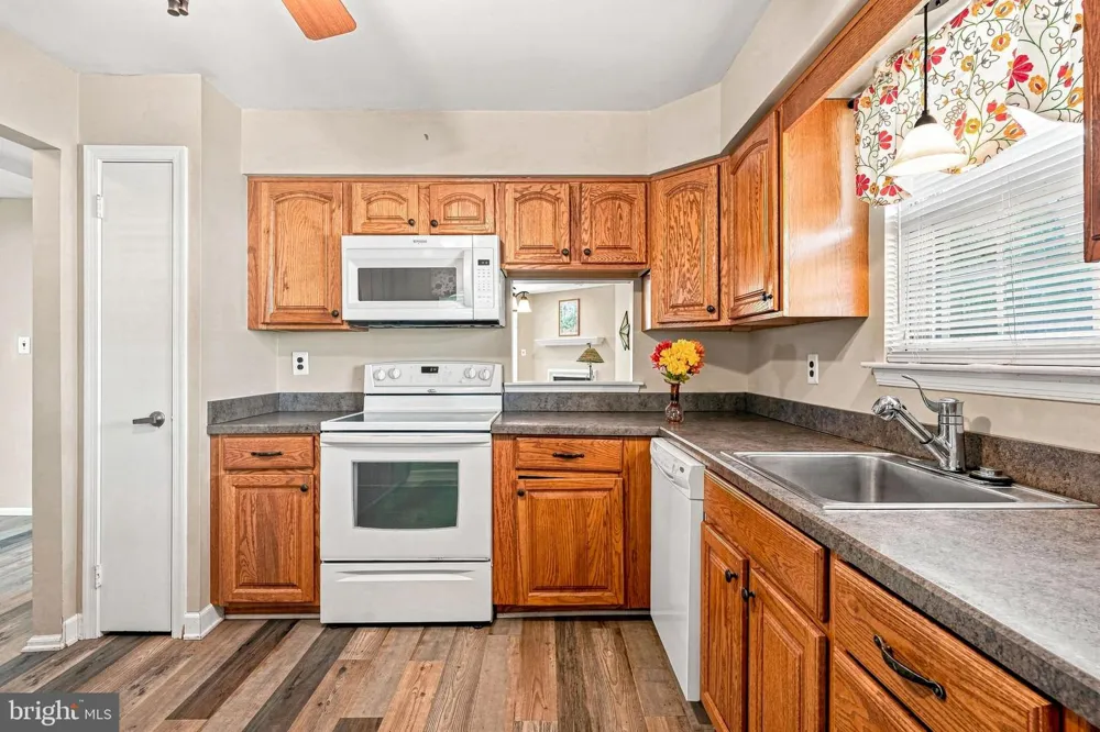 6 AVANDALE COURT Mount Laurel, NJ 08054