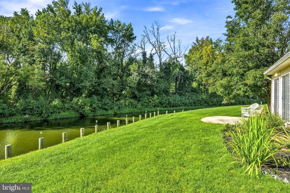 6 AVANDALE COURT Mount Laurel, NJ 08054