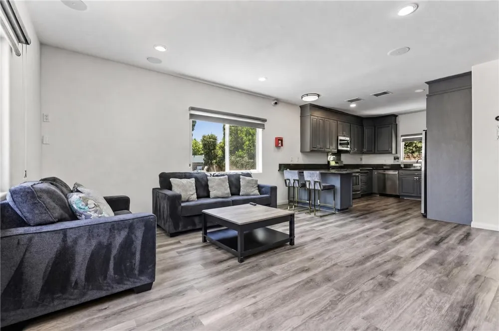 10749 Melvin Northridge, CA 91326