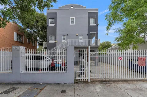 1421 SW 3rd St #208