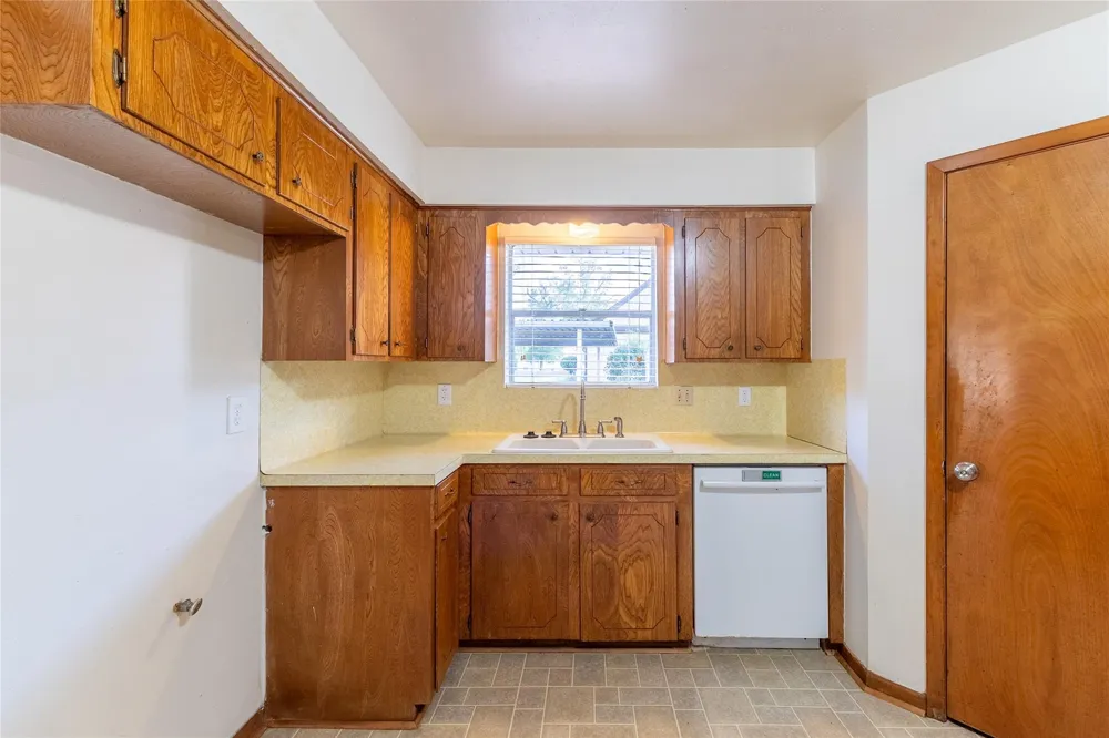 221 Maple Street Highlands, TX 77562