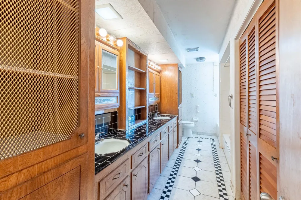 221 Maple Street Highlands, TX 77562
