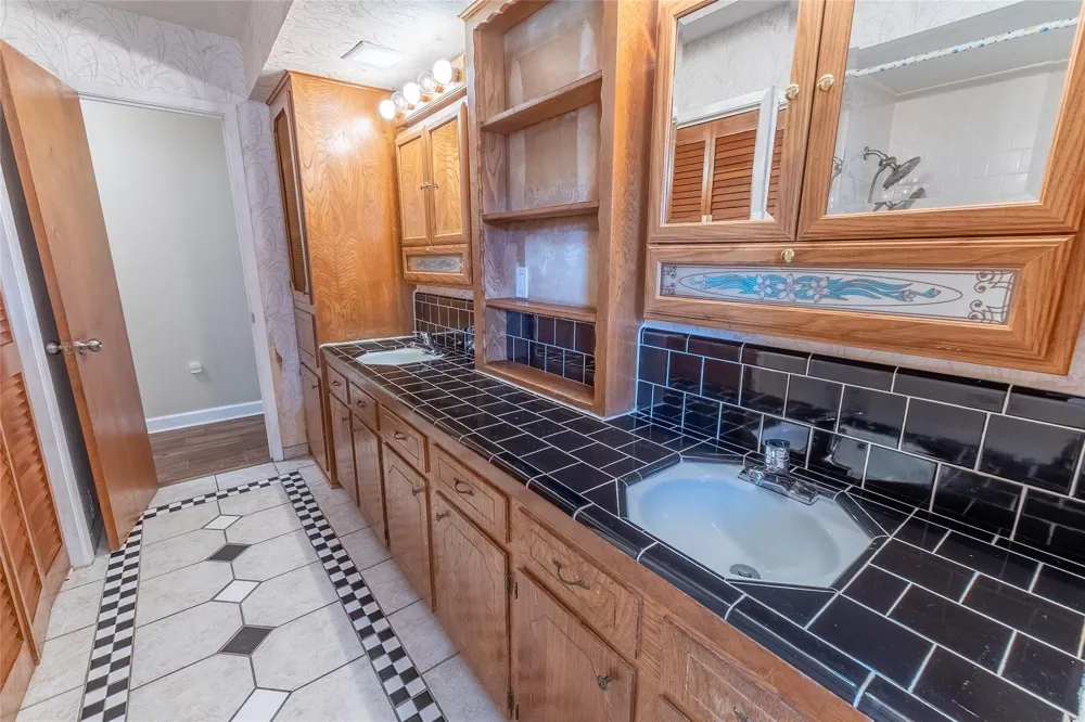 221 Maple Street Highlands, TX 77562
