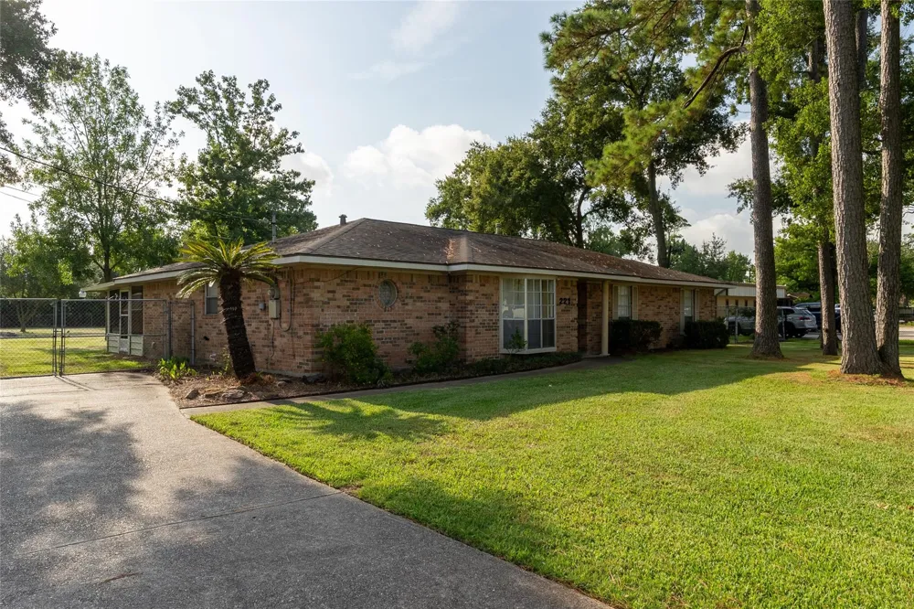 221 Maple Street Highlands, TX 77562