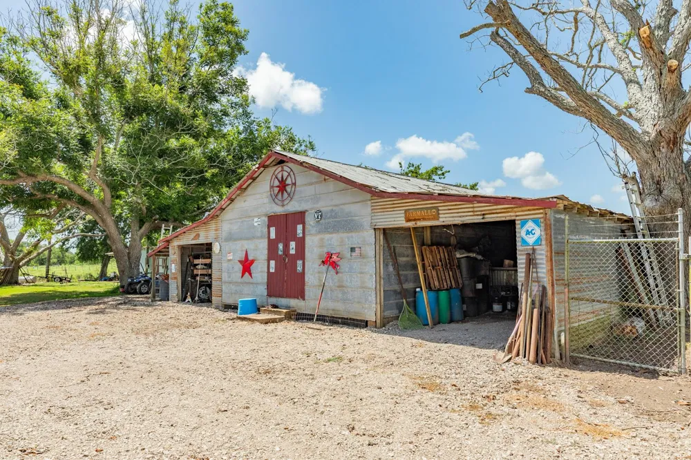 438 County Road 164 Cedar Lane, TX 77414