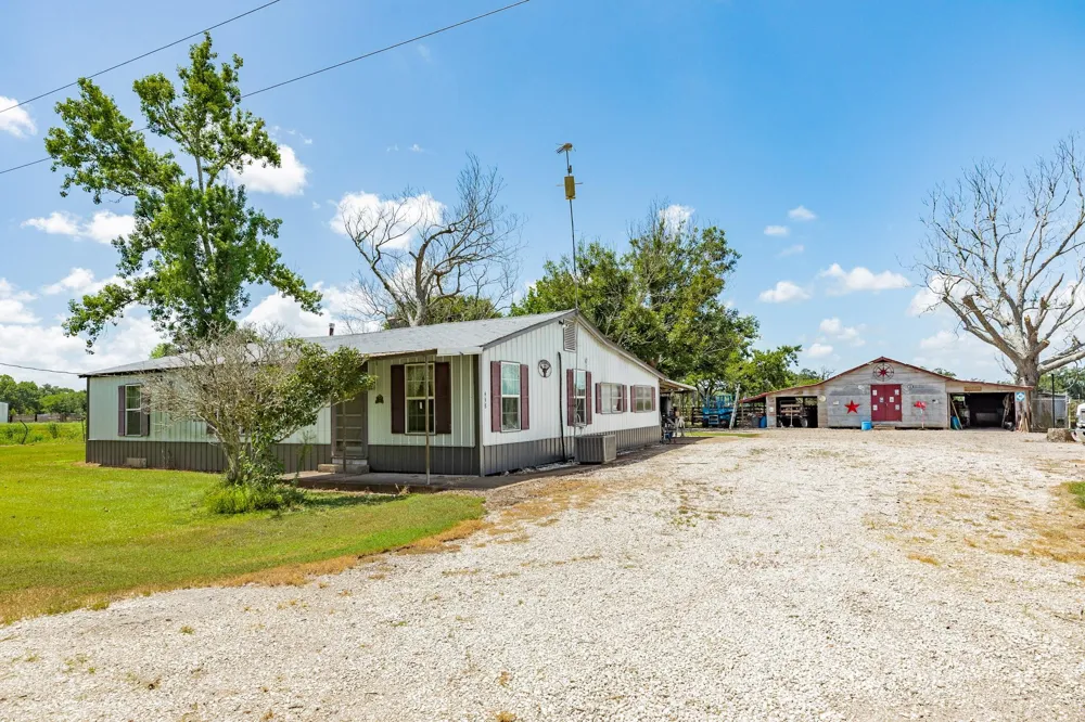 438 County Road 164 Cedar Lane, TX 77414
