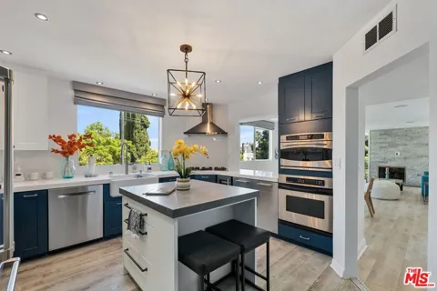 1129 Larrabee Street #8