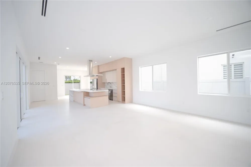 10381 NW 67th Ter Doral, FL 33178