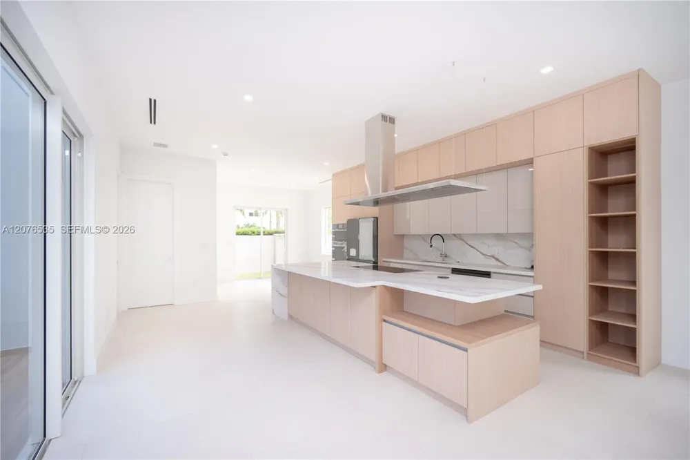 10381 NW 67th Ter Doral, FL 33178