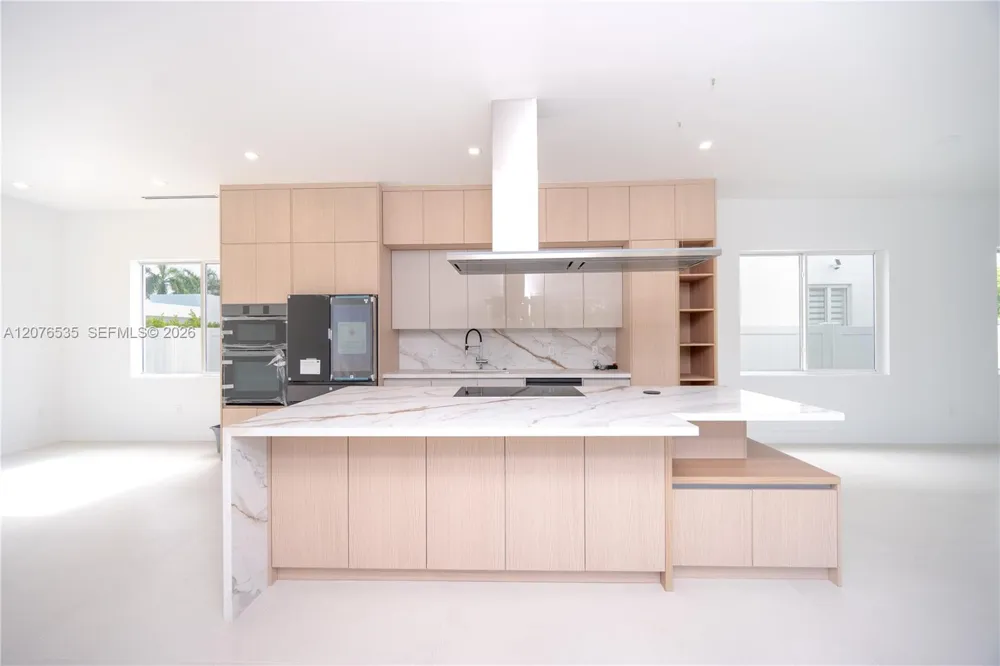10381 NW 67th Ter Doral, FL 33178