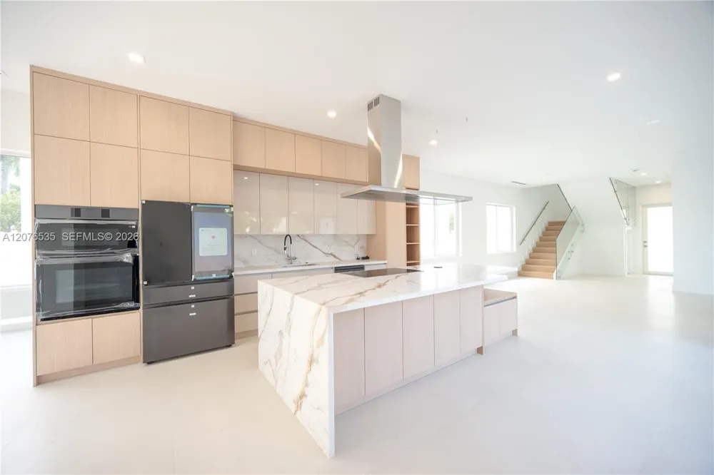 10381 NW 67th Ter Doral, FL 33178