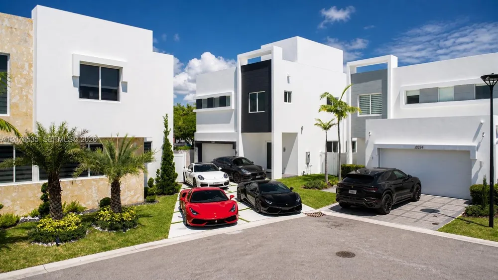 10381 NW 67th Ter Doral, FL 33178