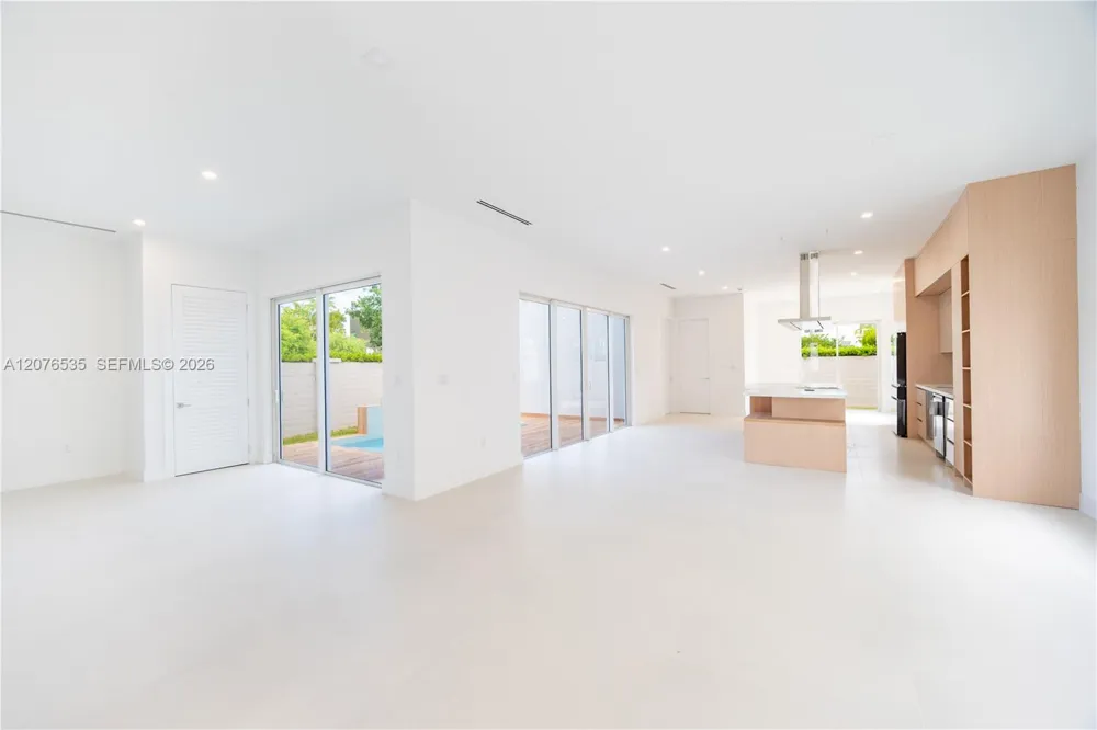 10381 NW 67th Ter Doral, FL 33178